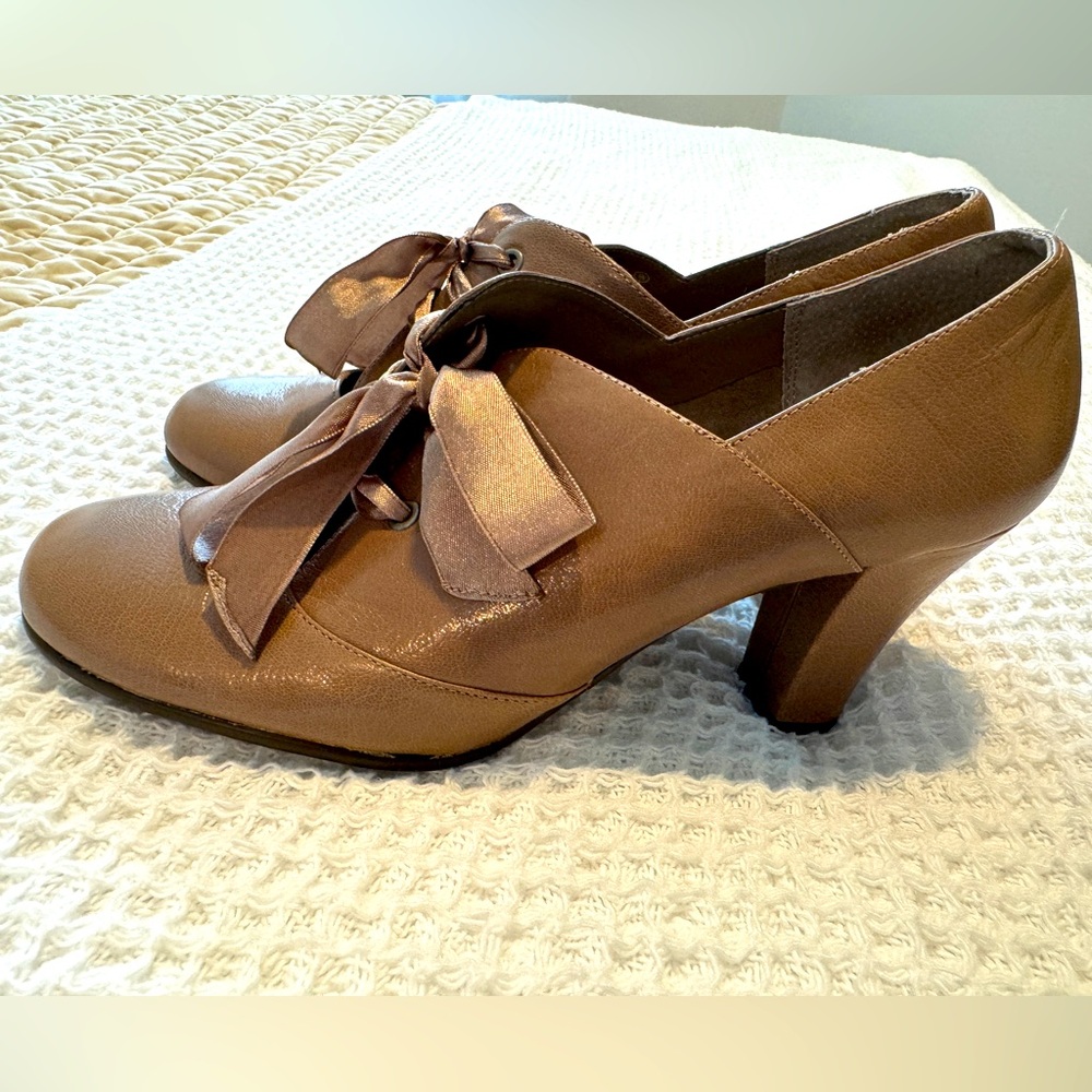 AEROSOLS Heelrest Taupe Leather Heels - Size 10